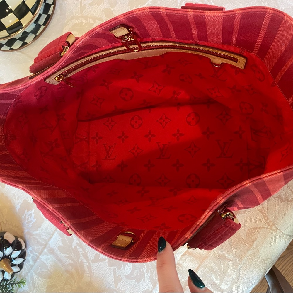 Louis Vuitton Tote - Picture 7 of 7